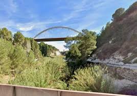 Dos muertos tras despeñarse un coche por un puente en Ontinyent