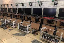 Menurut riset yang diterbitkan oleh pintu (platform jual/beli cryptocurrency) mining bitcoin adalah salah satu cara untuk mendapatkan bitcoin. Penampakan Warnet Yang Banting Setir Jadi Penambang Cryptocurrency Halaman All Kompas Com