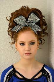Coiffure Avec Ornement Pour Majorette Cheer Hair Teased Hair Cheerleading Hairstyles