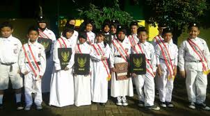 Upacara selesai, barisan dibubarkan oleh pemimpin upacara. Upacara Bendera Melatih Tumbuh Kembang Anak Bekasi Online