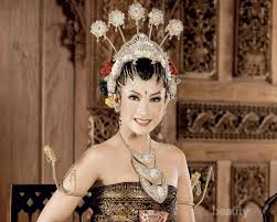 Ronce melati pada adat sunda bermakna kesucian dan kemurnian sang perempuan. Mengenal 10 Aksesoris Dalam Makna Pernikahan Adat Jawa Dari Paes Alis Menjangan