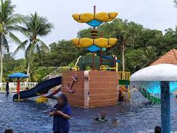 Anda boleh beli jubah dan tongkat sekiranya anda punya bajet lebih, bolehlah menginap di hotel bersebelahan sahaja untuk. Dunia Anakku Hotel Untuk Kanak Kanak Dengan Mini Waterpark Di Melaka