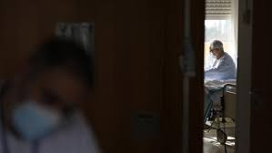 Los profesionales especializados en medicina paliativa entienden bajo el concepto de sedación terminal la administración de medicamentos que reducen el nivel de consciencia del paciente moribundo, o incluso se la desactivan completamente, con el objetivo de aliviar sus síntomas más agobiantes, tales como el dolor, la angustia o el miedo en la última fase vital. La Organizacion Medica Colegial Presenta Una Guia De Sedacion Paliativa Porque La Eutanasia No Es Un Acto Medico