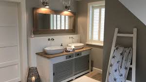 Shutters Als Sichtschutz Im Badezimmer Badezimmerspiegel Badezimmer Landhausstil Innenfensterladen