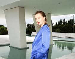 Μαζί στην ορκωμοσία της κόρης της και του αδελφού του. Tamta Me Poioys Filoys Ths Fwtografizetai Kleismenh Sto Spiti In Gr