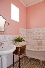 En plus d'un bain relaxant, la salle de bains rustique vous transportera également dans un monde simple et serein qui deviendra très rapidement votre propre. Bien Integrer Le Rose Dans Sa Decoration C Est Facile