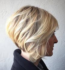 Le carré plongeant, quant à lui, apporte plus de mouvement aux cheveux grâce à une technique qui consiste à garder les cheveux plus courts dans la zone autour. 1001 Idees Carre Plongeant Degrade On Arrondi Les Angles Coupe De Cheveux Cheveux De Bobs Carre Plongeant Cheveux Boucles