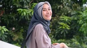 Her birthday, what she did before fame, her family life, fun trivia facts, popularity rankings, and more. Bosan Menikah Pertanyaan Zaskia Adya Mecca Terjawab Setelah 10 Tahun News Entertainment Fimela Com