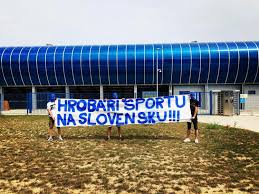 Vind hier een grote selectie van slowakije ek 2020 voetbaltenues mensen. Ultras Hooligans Slowakije Gezamenlijk Tegen Coronamaatregelen In De Hekken