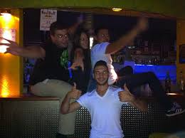 Allez en boite de nuit avec un groupe d'amis enthousiastes avec lesquels vous aimez vous amuser. Le Joker Discotheque Home Facebook