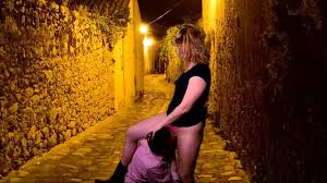 Ma copine excitée me fait une pipe dans la rue