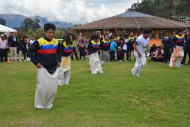 El palo encebado, también llamado palo ensebado o cucaña, es un juego popular muy practicado en las fiestas de muchos países latinoamericanos, españa o filipinas. Juegos Tradicionales De La Costa Ecuador Palo Encebado Juego Mejores Juegos Tradicionales Y Populares Rincondeledu