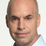 Durante la conferencia en la que informó las nuevas disposiciones, rodríguez larreta aseguró que los datos oficiales muestran que se consolidó la tendencia a la baja en el promedio de casos diarios de coronavirus en caba, al bajar de 2700 a 1200, lo que muestra un r bien abajo de 1, de 0.90, y. Horacio Rodriguez Larreta As Coa