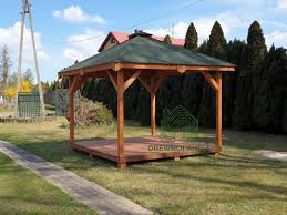 Czworokątna altana do ogrodu jowita, to klasyczna konstrukcja złożona z czterech słupów i dachu, wyróżniająca się minimalizmem. Altana Cztery Slupy I Dach Jowita 3m X 3m