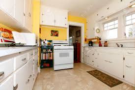 .tenedor y cuchara, cocina rústica, pared de la cocina que cuelga ¡la mejor decoración de cocina la carta de colores se muestra en la imagen 10. Blanco Vieja Interior De Una Pequena Cocina Simple Con Paredes De Color Amarillo Fotos Retratos Imagenes Y Fotografia De Archivo Libres De Derecho Image 12621490