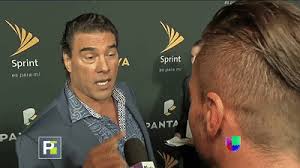 El actor mexicano Eduardo Yañez pierde los estribos y le da una violenta  bofetada a un reportero on Make a GIF