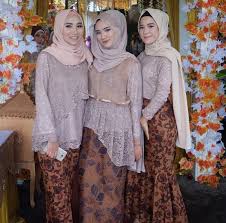Tutorial hijab bella square ala sinta sri antan. Baju Muslim Couple Untuk Tunangan Hijab Batik