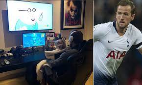 England captain harry kane and germany's marco reus are arriving in the fortnite item shop this weekend. Harry Kane Plays Fortnite While Keeping His Daughter Entertained With Peppa Pig Daily Mail Online