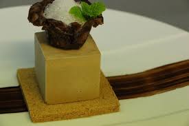 Parfait Glace Au Caramel Et Fleur De Sel Eclats De Feuilletine Chocolat Galette Charentaise Destructuree Glace Au Caramel Cuisine Restaurant Parfait Glace