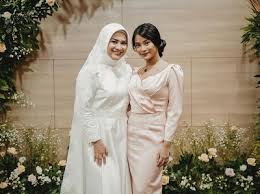 Beberapa potret sekaligus kabar terkini dari attila syach, mantan suami pertama wulan guritno sekaligus ayah kandung shaloom razadee. Wulan Guritno Akui Hubungan Anak Mantan Suami Tak Baik Ini Penyebabnya