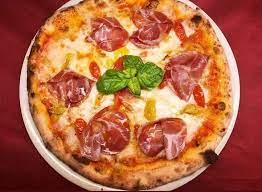 Top News Kim Kardashian Reveals Her Master Class Diet With Italian Pizza Mafiosso Italian Pizza Recipe Italian Pizza Prepared Foods