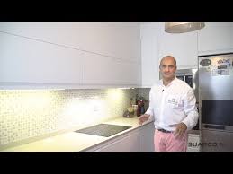 Maybe you would like to learn more about one of these? Cocina Pequena Moderna En Forma De L Blanca Sin Tiradores Con Encimera De Silestone Youtube