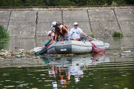 Tratarea apelor are ca scop corectarea unor caracteristici ale apei pentru prevenirea poluarii. Apele Romaniei Sufocate De DeÈ™euri EcologiÈ™tii Fac Apel La AutoritÄƒÈ›i SÄƒ Ia MÄƒsuri Urgente
