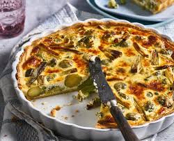 Währenddessen eier verquirlen, dann schmand, käse und gewürze hinzugeben und unterrühren. Tarte Vegetarienne