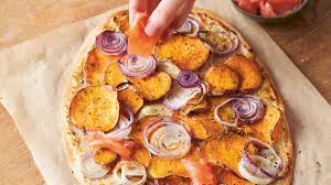 Susskartoffel Krauter Flammkuchen Mit Raucherlachs In 2021 Rezepte Essen Raucherlachs Rezepte