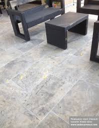 Produit Utilise Travertin 40x60 Silver Gris Realisation D Une Terrasse Exterieure En Pierre Naturelle De Traverti Travertin Pierre Travertin Carrelage Pierre