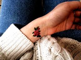 Kucuk Ama Anlamli Bir Birinden Sik Minimal Dovme Modelleri Anlamliminimaldovmemodelleri Dovme Genel Kucukdovmelerv In 2020 Tattoos For Women Foot Tattoos For Women Rose Tattoos