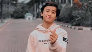 Komentar Menohok Bowo Soal Tik Tok Jadi Perbincangan Hangat Netizen Lama tak terdengar kabarnya, bowo alpenliebe 'tik tok' kini pamer kekasih baru, gaya pacarannya jadi sorotan.