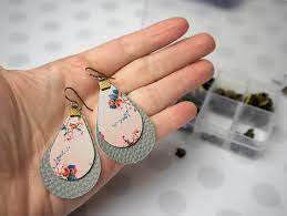I wanted to try to make some earrings and decided to start simple with these fun zipper earrings that are made by trimming zippers and wrapping embroidery… Diy Faux Leather Earrings With Free Cut File Clumsy Crafter