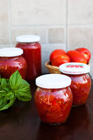 Passata di pomodoro passata dolce e cremosa, la passata classica è il modo più comodo di utilizzare il pomodoro. Salsa Di Pomodoro Pezzettoni Pelati Fatti In Casa E Consigli Per La Sterilizzazione Peperoni E Patate