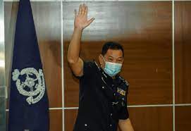 Kan kata saya tergantung, bisa tukang sayur, pak satpam atau siapa aja yang datang duluan hihi uuhhhh hmm pr : Saya Mahu Pdrm Dihormati Bukan Ditakuti Launsee