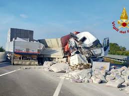Si celebreranno oggi i funerali della coppia rimasta vittima, giovedì scorso, dell'incidente sulla autostrada a14. Incidente In A4 Camion Si Ribalta E Perde Sacchi Di Cemento Autostrada Chiusa