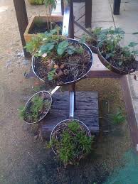 I Ve Not Seen Old Pots Pans Used For Vertical Gardening Before Neat Idea To Save Space And Looks Pinned With Unique Gardens Diy Garden Outdoor Solutions