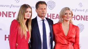 Hier twittert til schweiger und seine barefoot crew zu aktuellen ereignissen und projekten. Bald Etwa Opa Til Schweiger Wunscht Sich Enkelkinder Promiflash De
