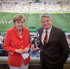 Chancellor angela merkel has become so wrapped up in the team effort that she sends players regular text messages before and after games and has even. Em 2016 Warum Angela Merkel Auch Zum Halbfinale Nicht Kommt Welt