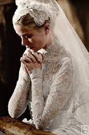 Grace Kelly On Her Wedding In 1956 Oldschoolcool Grace Kelly Wedding Dress Grace Kelly Wedding Grace Kelly