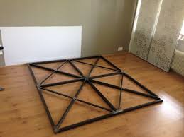 salut qui connais et ou aurais installe un lit flottant fluttua ou unijambiste de chez lago http lit flottant bricolage tete de lit cadre de lit flottant