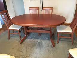 Ovalni stol sa 6 stolica za blagovaonu ili dnevni boravak