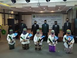 Sma khadijah surabaya, surabaya, indonesia. Wali Murid Sma Khadijah Surabaya Berikan Kado Face Shield Istimewa Untuk Guru Suara Muslim