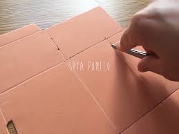 Hace un tiempo os enseñé a hacer unos mocasines para fofuchos y hoy os traigo el paso a paso (nunca mejor dicho) unos zapatos básicos con cordones. Srta Pomelo Diy Caja De Regalo Con Goma Eva