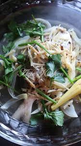 Masukkan bawang putih yang sudah dicincang, cili api merah, perahan limau nipis, sos ikan, garam dan gula dalam masukkan ikan bawal yang digoreng tadi. Ikan Bawal Kukus Lada Hitam Lauk Wanita Dalam Pantang Azie Kitchen