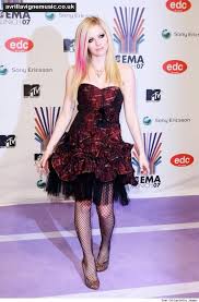 Pin By Alysha Parkhurst On Women Avril Lavigne Avril Lavigne Style Fashion