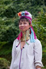 Wearing Rings To Have A Giraffe S Neck In Thailand In Northern Thailand Near Chiang Mai There Is A Tribe Of Karen People The Padaung Whose Women Wear Brass Neck Rings To Elo Cultura Culturas Del Mundo Fotos