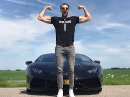 Afgelopen week was het zijn eigen maserati quattroporte die vakkundig werd. Joel Beukers Heeft Een Zieke Lambo Als Nieuwe Scoopmobiel Fhm