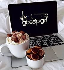 Dia Frio Bom Para Fim Em Casa Debaixo Das Cobertas Assistindo Uma Boa Serie E Comendo Muitas Guloseimas Frio Inverno C Cibo Sfondi Per Iphone Serata Cinema