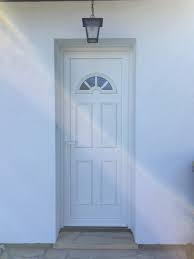 Installation Par Delmas Diffusion D Une Porte D Entree 1 Vantail Biarritz En Pvc Blanc Bois De Chauffage Menuiserie Bois